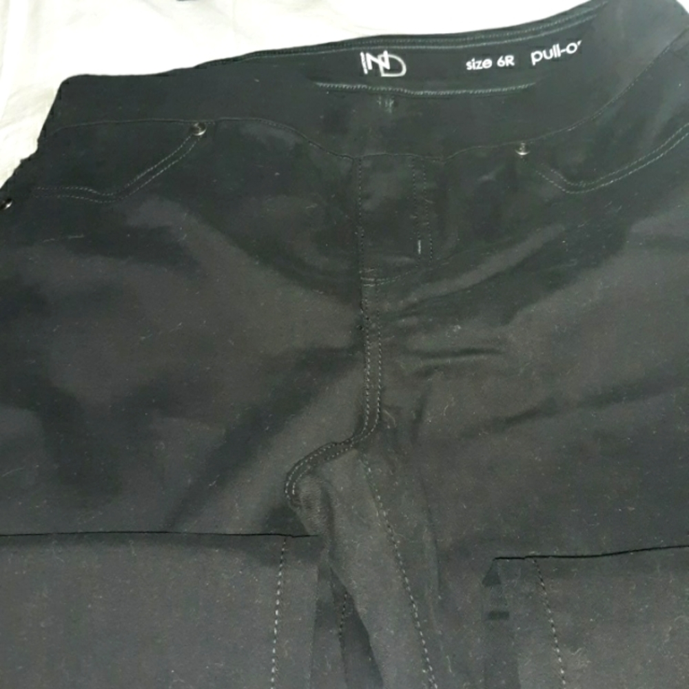 Like new Black Skinny pull on jeans.